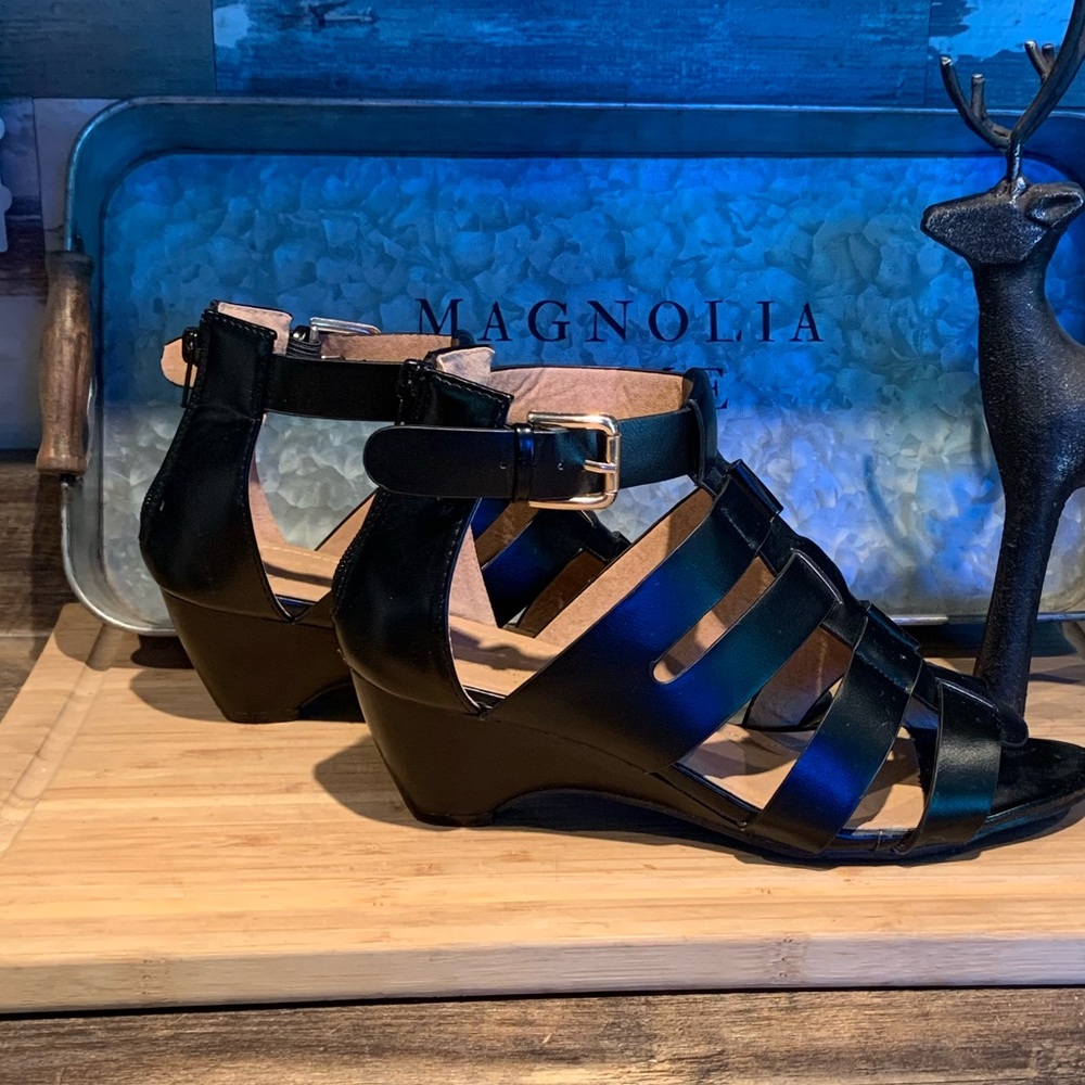 Beautiful black strappy wedges - Picture 3 of 5